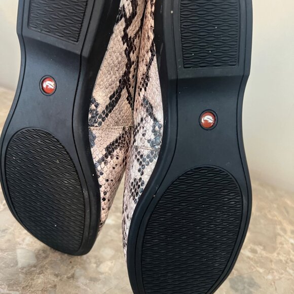 Unstructured by Clarks Washable vinyl  Slip On Snake Skin  Sz 7.5 - Picture 7 of 9
